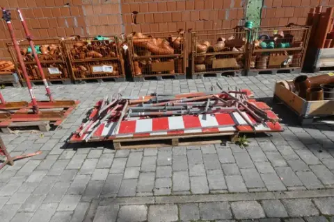 Sada červenobílých zábran s podpěrami a trubkami