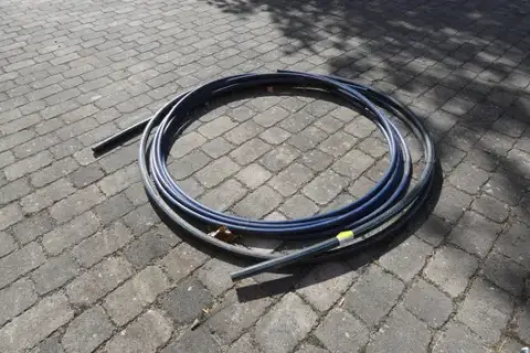 Kruh černé PE trubky s modrými pruhy