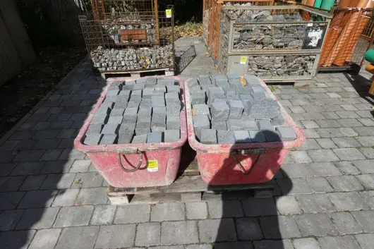 2 bacs à mortier avec pavés en granit, gris