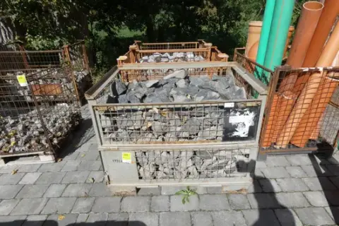 Mřížová paleta s lomovým kamenem, tmavě šedá