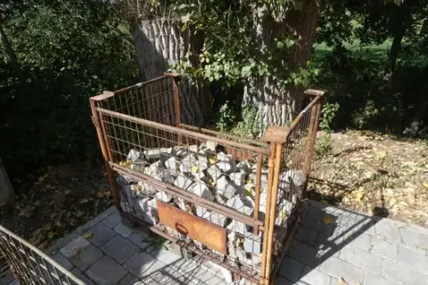 Mřížová paleta s žulovými dlažebními kostkami, světle šedá