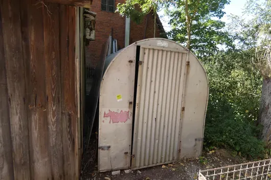 Golfplaten boogschuur met deur, materiaalopslag