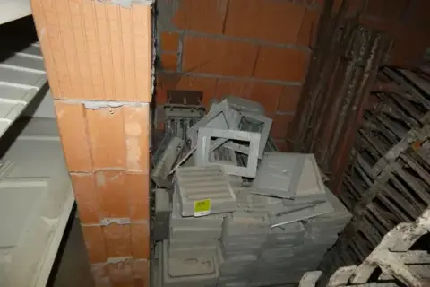 Sada betonových větracích mřížek, dvířka krbových kamen