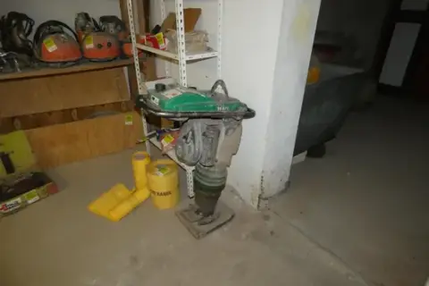 Vibratory tamper, defective