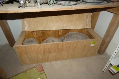Houten kist met B-slangen en koppelingen
