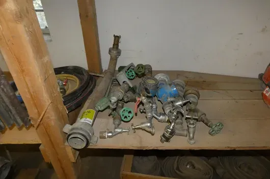 Lot de robinetterie, vannes, robinets de puisage, compteurs d'eau et borne d'incendie avec raccords