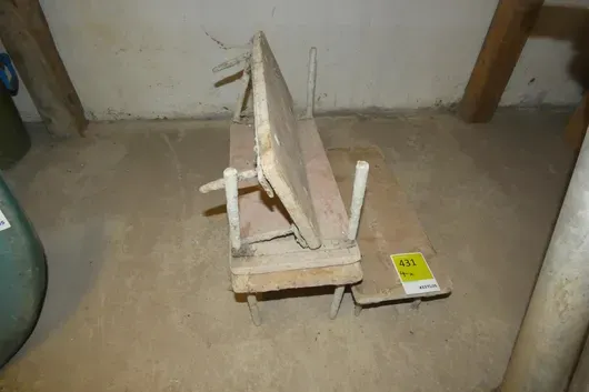 4 établis en bois, bas