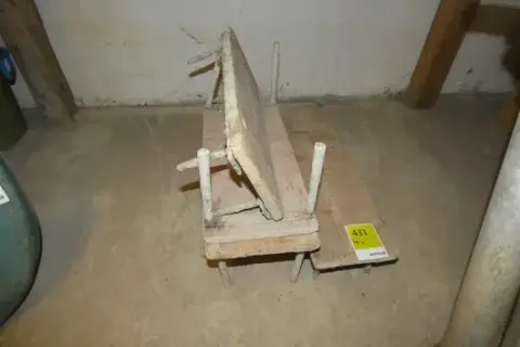 4 établis en bois, bas