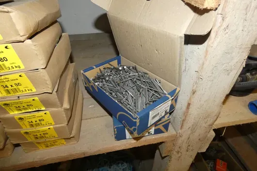 2 cartons de pointes à béton