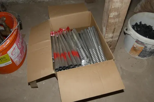 Karton šroubových kotev pro upevnění lešení