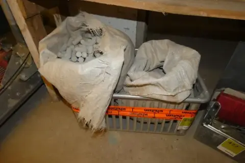 Bedna se 2 pytli vláknobetonových uzavíracích zátkami pro distanční trubky