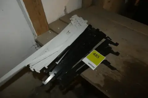 Lot de supports de rangement suspendus pour étagères, blanc et noir