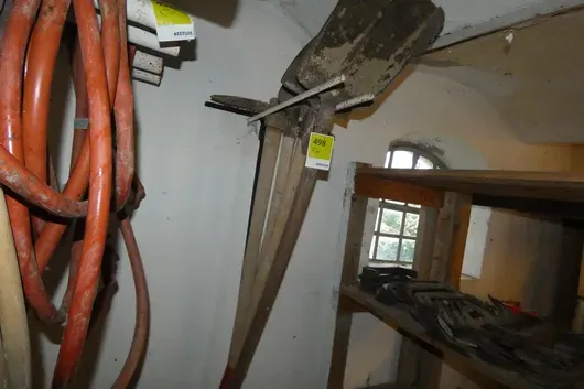 5 outils à main avec manche en bois, dont pelle et pioche