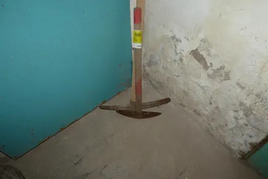 2 кирки с деревянным черенком