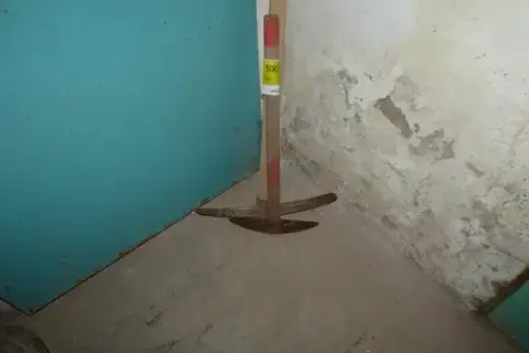 2 кирки с деревянным черенком