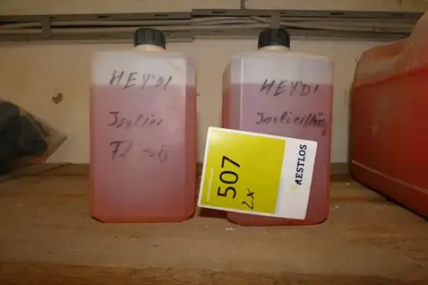 2 bidons HEYDI - liquide isolant, étiquetés à la main