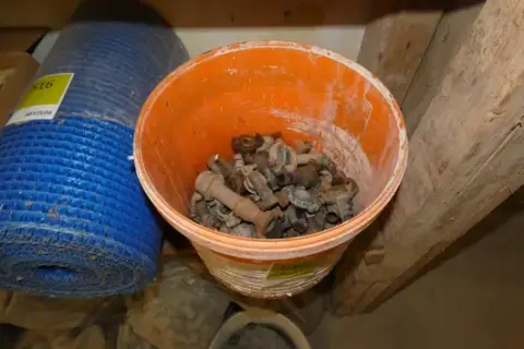 Stavební vědra se spojkami a hadicovými sponami