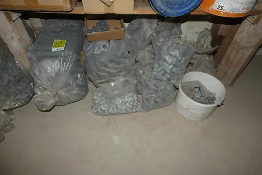 Lot de sacs et seaux avec tubes plastiques et cônes pour coffrage