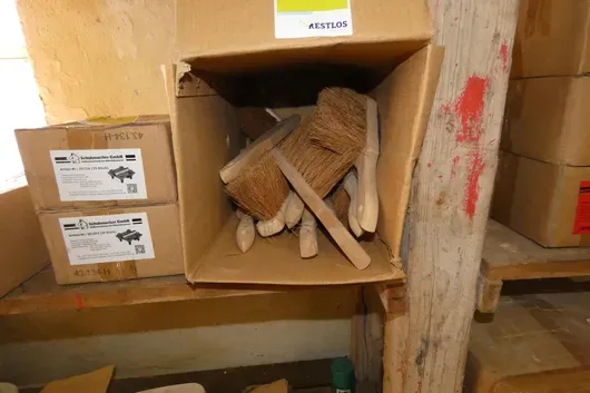 Karton s ručními smetáky