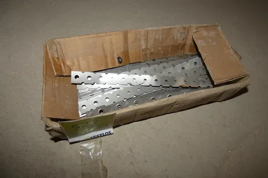 Karton mit Mauerverbindern, Lochband aus Edelstahl
