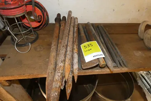 Lot de pointes en acier et barres en acier, en vrac