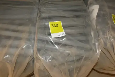 Zak met kunststof afstandbuizen voor bekisting