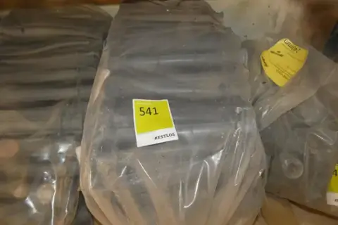 Zak met kunststof afstandbuizen voor bekisting