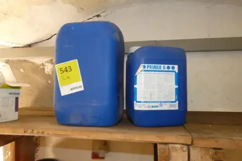 2 jerrycans, blauw, o.a. Mapei - Primer G dispersieprimer