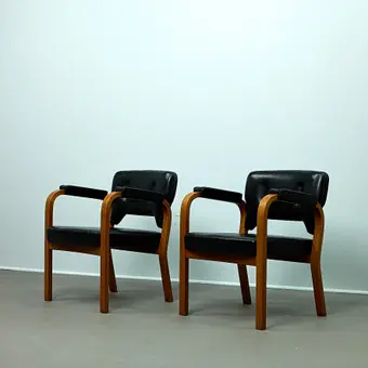 MAIJA HEIKINHEIMO & ALVAR AALTO. Artek, deux fauteuils / chaises à accoudoirs / Lounge Chair, modèle 43, bouleau, cuir, années 1950, Finlande (2).