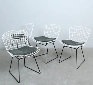 HARRY BERTOIA. Knoll International. Set stoelen / eetkamerstoelen, model 420, Side Chair / Bertoia Chair, ontwerp uit de jaren 1950.