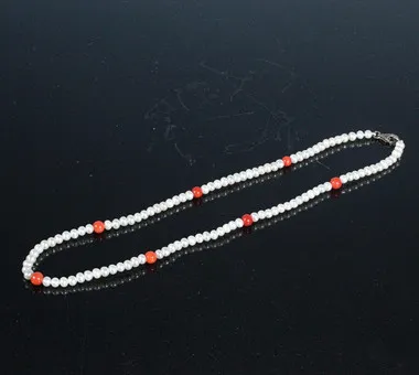 Süßwasserzuchtperlen-Collier mit Koralle.