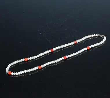 Zoetwatercultuurparelcollier met koraal.