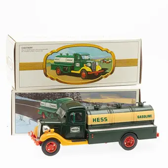 Deux modèles réduits de voitures/tirelires : Hess Tanker Truck dans son emballage d'origine (2).