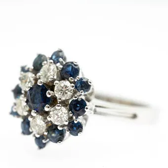 Bague avec saphirs et diamants.
