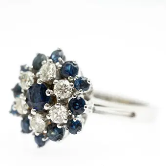 Bague avec saphirs et diamants.