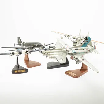 Pięć modeli samolotów na podstawkach: Lilly Bell II, Sikorsky S-42, Couzinet Arc En Ciel, Boeing B-247 i czterosilnikowy samolot (5).