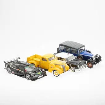 Четыре модели 1/18: Mercedes Benz, желтый пикап, полицейская машина и Lotus (4).