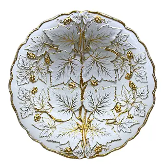 MEISSEN. Assiette d'apparat avec relief de feuilles de vigne et dorure.