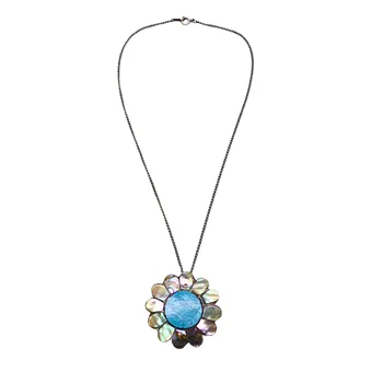 Collier floral avec turquoise et nacre.