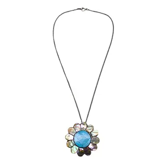 Bloemvormige ketting met turkoois en parelmoer.