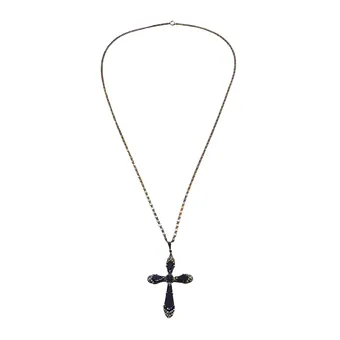 Pendentif croix en argent 935 avec onyx et marcassites sur collier.