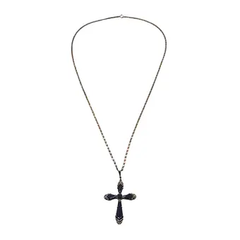 Kruishanger van 935 zilver met onyx en markasiet aan ketting.