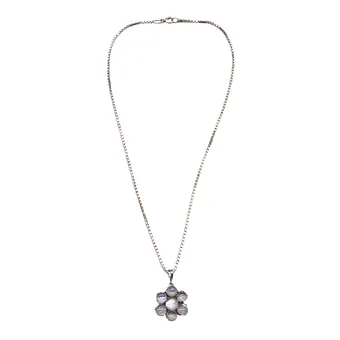 Collier en argent 925 avec pendentif en forme de fleur.