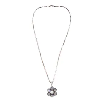 Collier en argent 925 avec pendentif en forme de fleur.