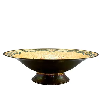 Coupe décorative en laiton avec décor floral.