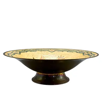 Coupe décorative en laiton avec décor floral.
