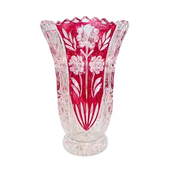 BÖHMISCHE BLEIKRISTALL-VASE MIT RUBINGLAS-ÜBERFANG.