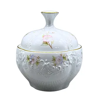 KPM ROYAL. Boîte en porcelaine avec couvercle et décor floral.