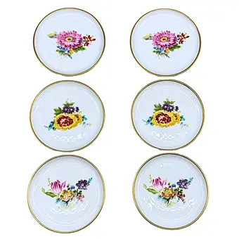 AK KAISER. DESSOUS EN PORCELAINE AVEC DÉCOR FLORAL - 6 PIÈCES.