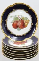 8 assiettes à fruits de Krautheim avec différents motifs de fruits en bleu cobalt et or.